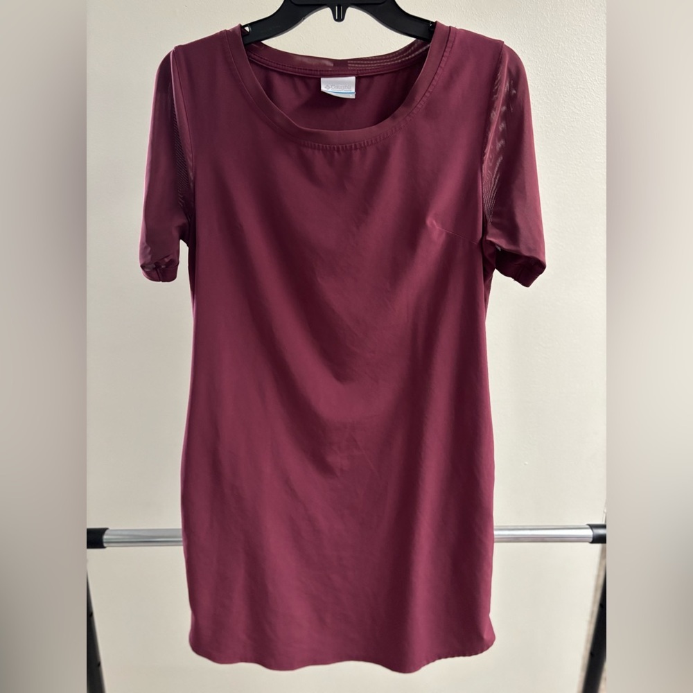 Columbia Women's Burgundy Short Sleeve Dress. Size Small.‎ Like NEW.